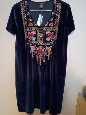 NWT - BRAND NEW Chelsea & Theodore Navy Velvet Embroidered Shift Dress